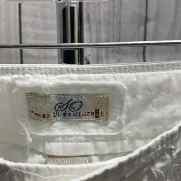 SO ware it declare it, white capris - Picture 7 of 8